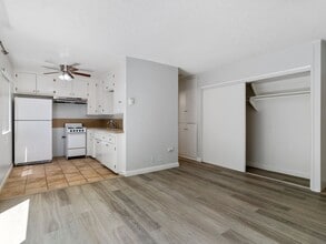 Building Photo - 425 Gaviota Ave