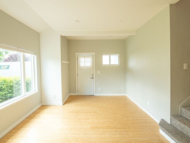 Building Photo - Cute NE 1 bedroom/1 bathroom Unit!
