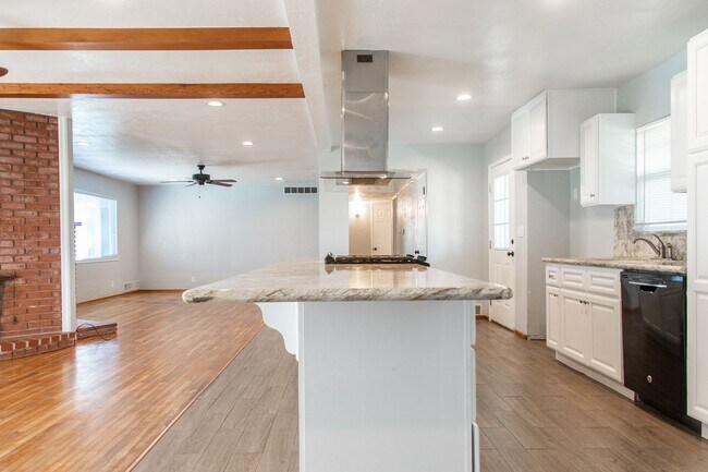 Foto del edificio - 3 bedroom 2 bath renovated home with swimm...