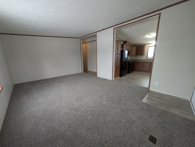 Foto del edificio - 15843 Charlemagne Ave W