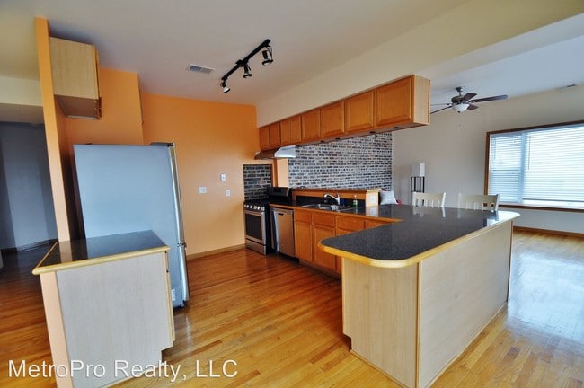 Building Photo - 3 br, 2 bath House - 900 E. 62nd St #3E