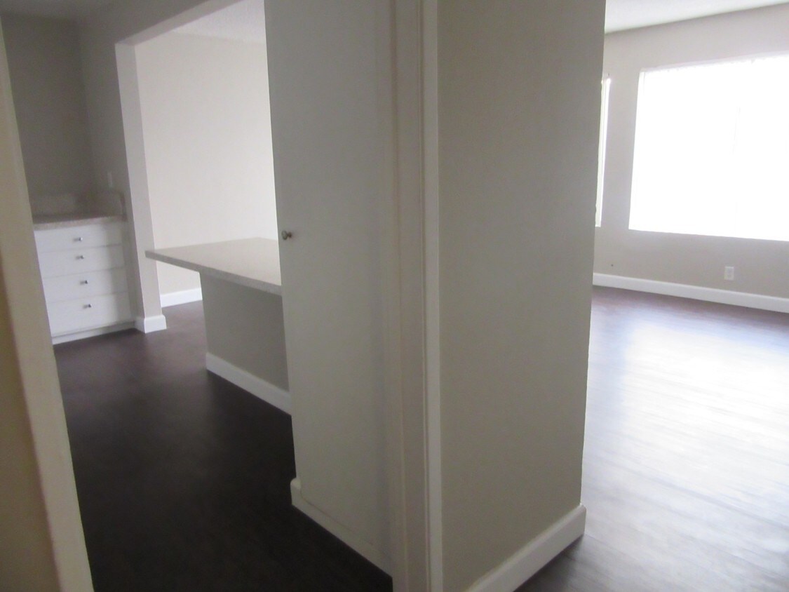 Building Photo - 204 S Azusa Ave