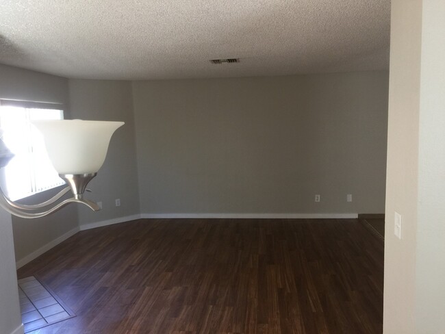Building Photo - Updated Unit with NEW appliances