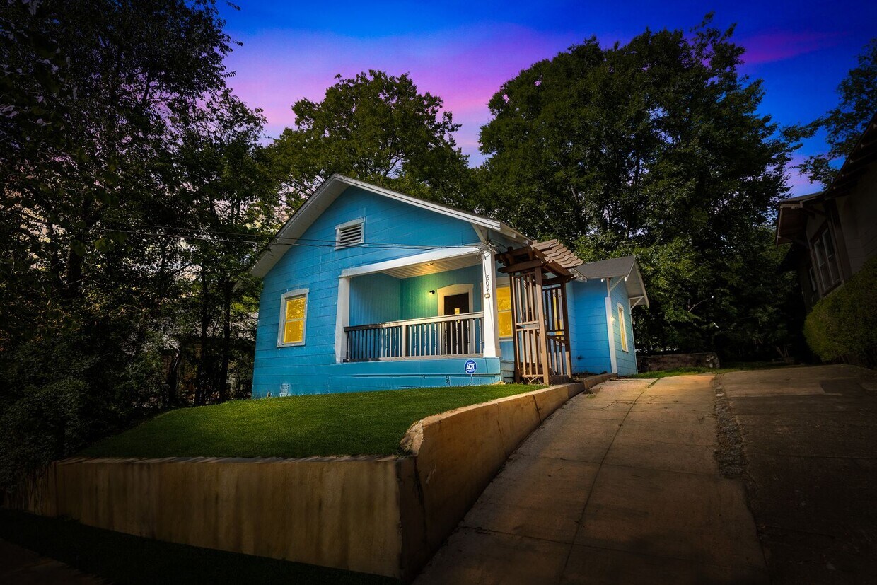 Primary Photo - Beautiful 3 Bedroom 2 Bath