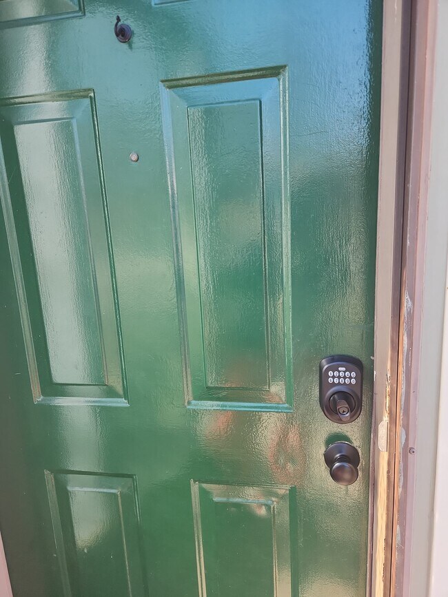 Puerta a casa con entrada codificada - 2116 Thaler Ave