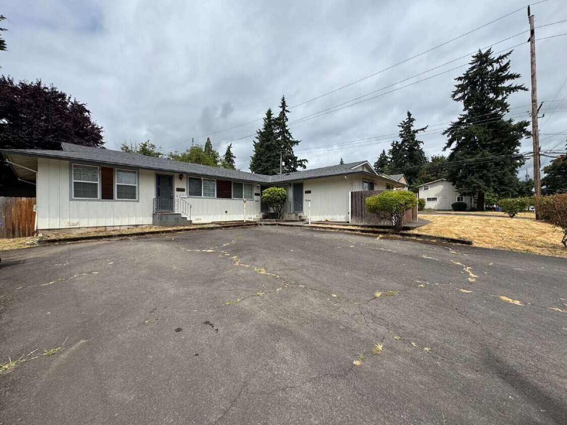 Foto principal - Milwaukie Tri-plex, 2-Bedroom, Near Transp...