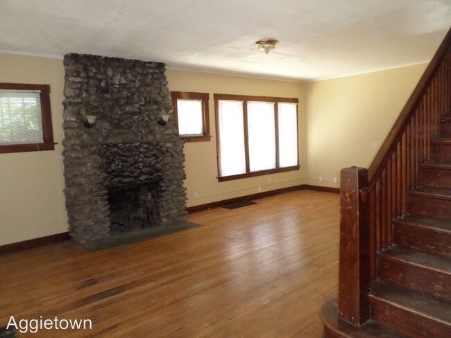 Building Photo - 825 Bluemont Ave