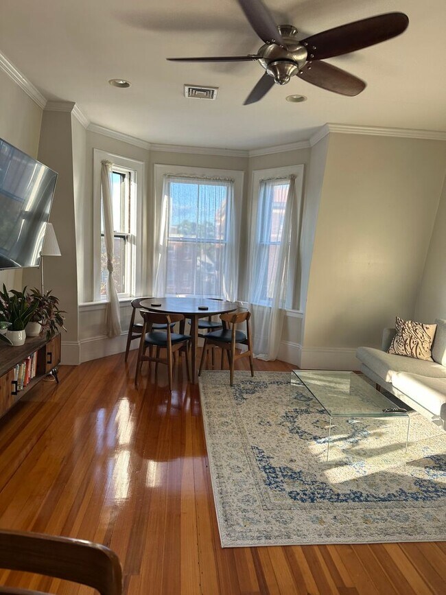 Foto del edificio - HOT SOMERVILLE LISTING