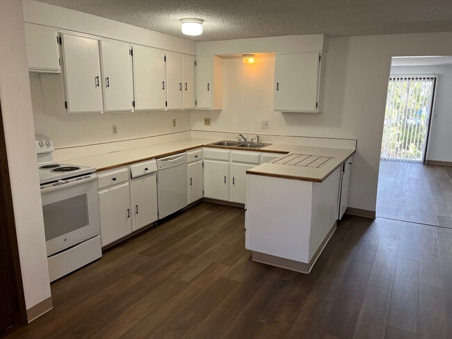 Building Photo - 3 Bedroom, 1 Bathroom Downstairs Unit - 4-...