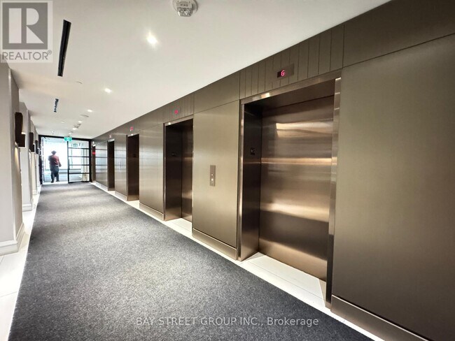 Photo du bâtiment - 39 Roehampton Ave