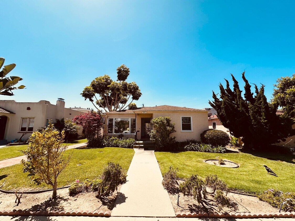 Primary Photo - 3 bedroom, 2 bath detached house with larg...