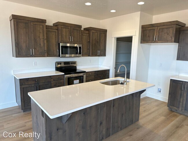 Building Photo - 6 br, 3.5 bath House - 3080 S Maplecrest Dr