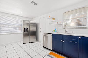 Building Photo - 978 Soi Nana Ln