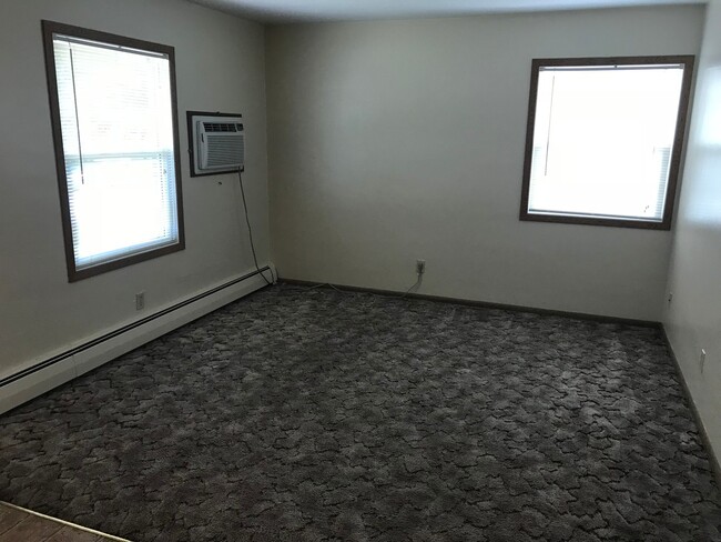Foto del edificio - Forestview 1 Bedroom Upper Unit