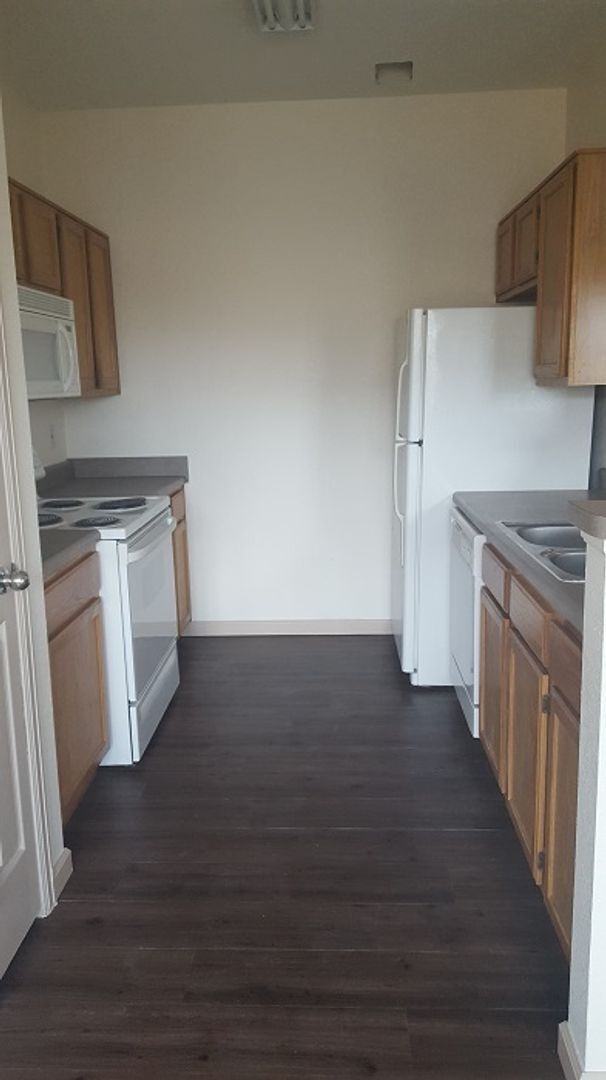 Foto del edificio - Comfortable Condo Living with Garage, Pool & Fitness Center Access