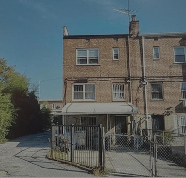 Building Photo - 150-14 58th Ave