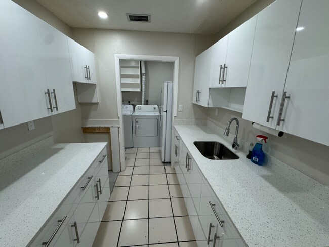 Foto del edificio - 933 SW 16th Pl