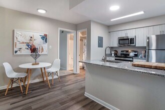 Building Photo - The Landing at Herndon