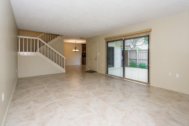 Building Photo - 818 8th Ct