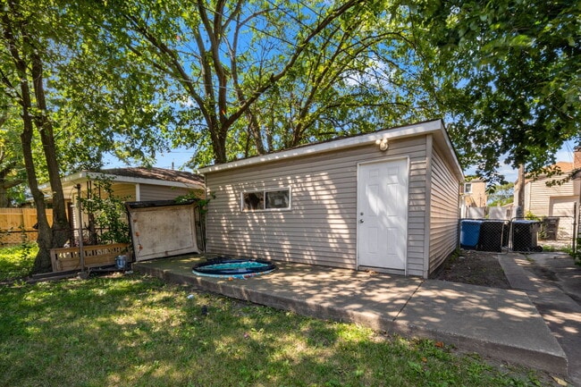 Building Photo - 10040 S Vernon Ave