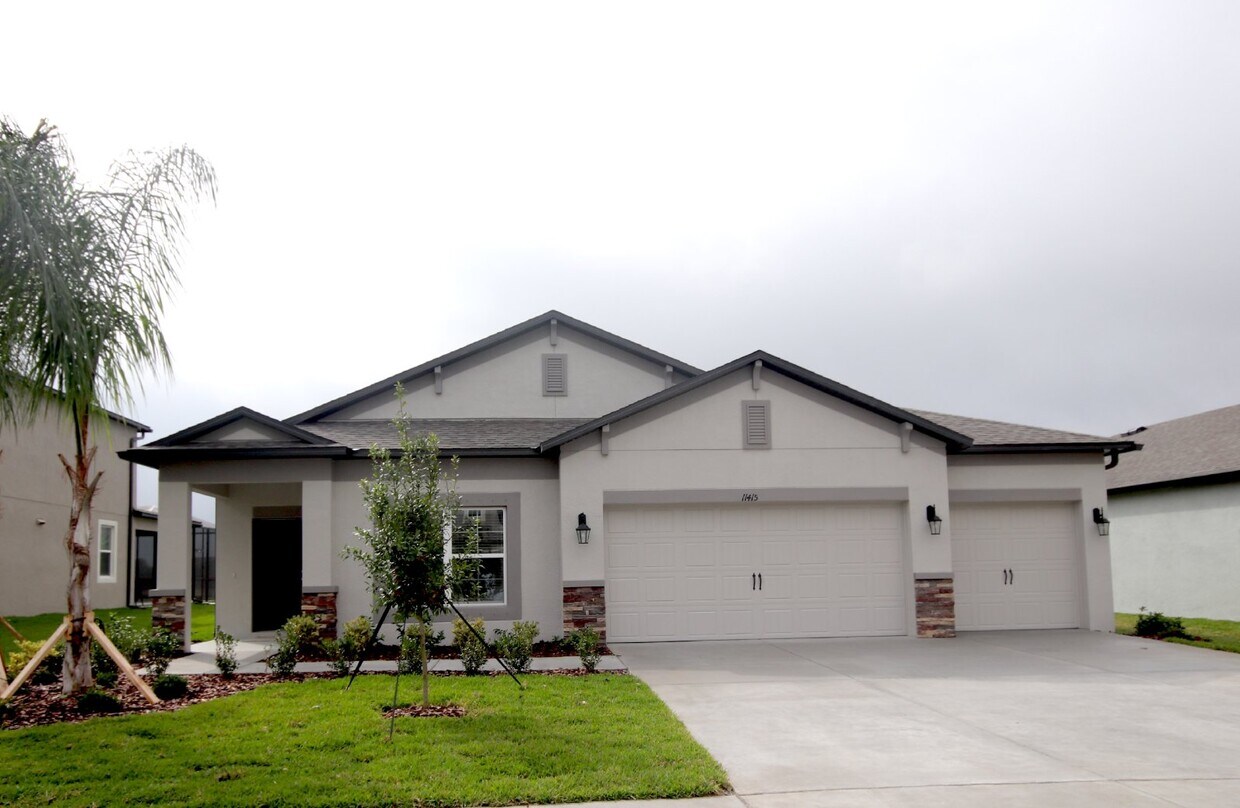 Primary Photo - LIKE NEW! 3 bed 2 bath home with 3 car gar...