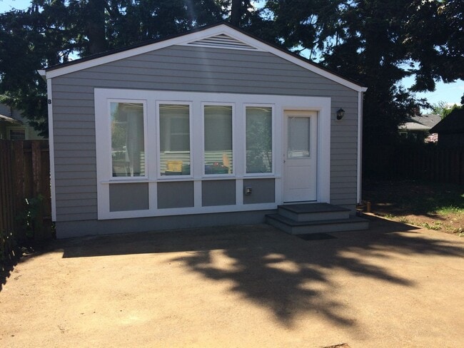 Building Photo - Remodeled 1Bd + 1Ba Additional Dwelling Unit!! Washer + Dryer, Lots of closet space!!