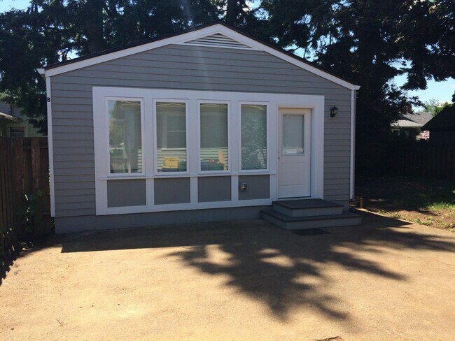 Foto del edificio - Remodeled 1Bd + 1Ba Additional Dwelling Unit!! Washer + Dryer, Lots of closet space!!