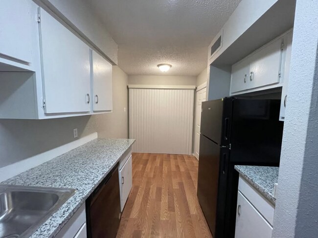 Building Photo - 5625 Antoine Dr