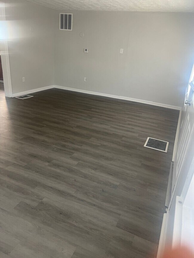 Foto del edificio - One Bedroom Spacious Duplex Located on S Brookville Rd & S Arlington Ave  SECTION 8 WELCOME