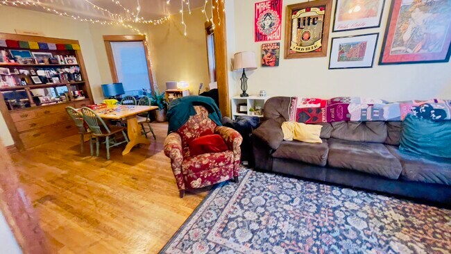 Sala de estar/comedor - 3753 N Magnolia Ave