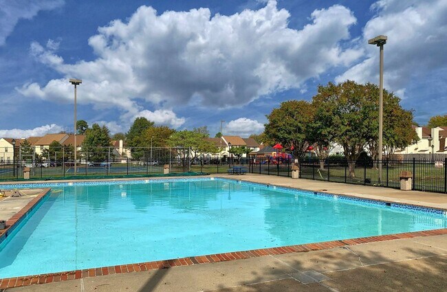 Foto del edificio - 3-Bedroom Townhome Ready NOW!! Completely Updated - Fenced Backyard - Exterior Storage!