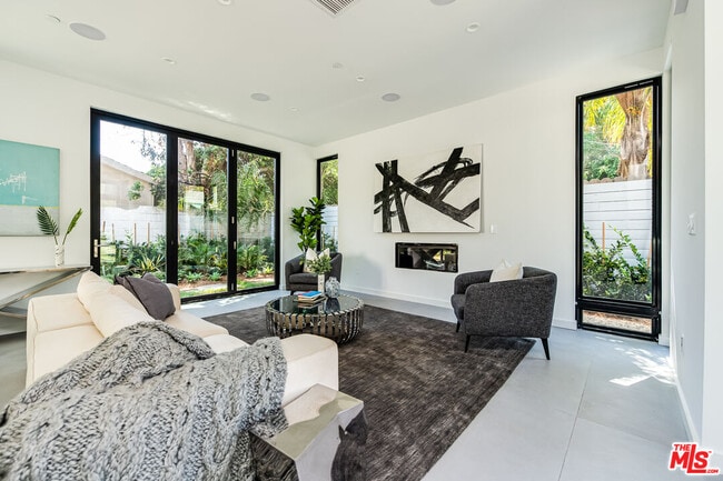 Building Photo - 370 N San Vicente Blvd