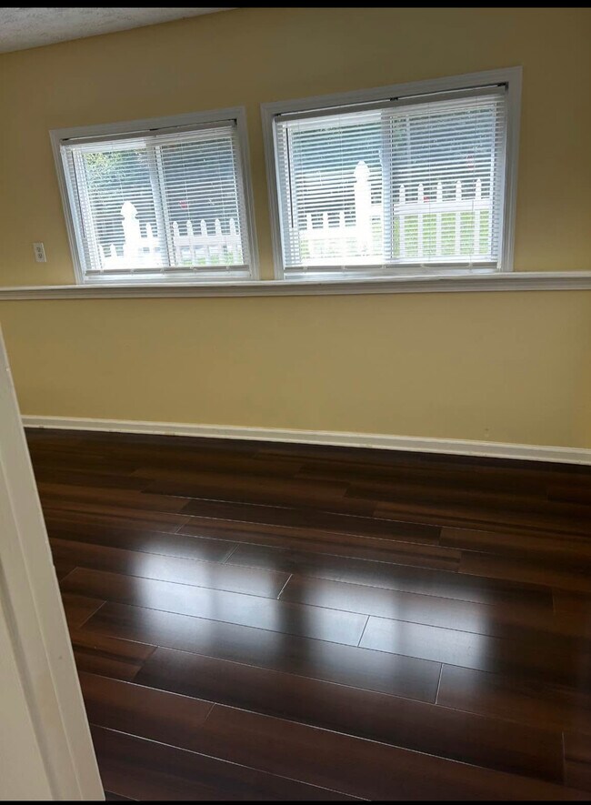 Foto del edificio - 100 Kings Ridge Dr