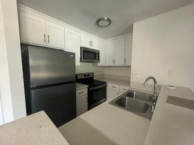 Foto del edificio - 9010 Tobias Ave