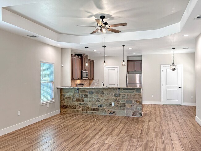 Foto del edificio - Elegant Stone-Front Home on 1 Acre in Natalia