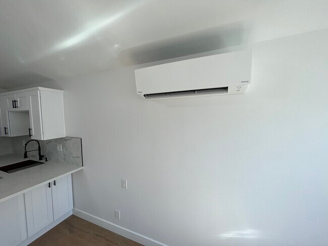 Foto del edificio - 1 Bed, 1 Bath Private Back House near Burb...