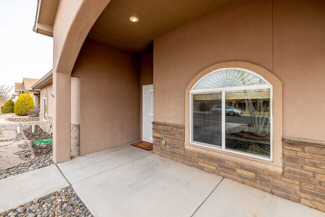 Building Photo - Beautiful 3-Bedroom Home with Modern Ameni...