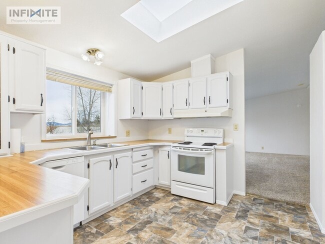 Building Photo - Peaceful Country Living – 3 Bed / 2 Bath Home