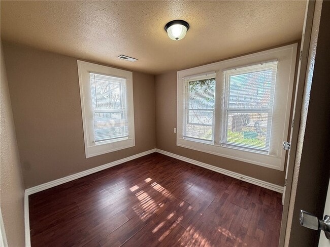 Building Photo - 1402 S Washington Ave