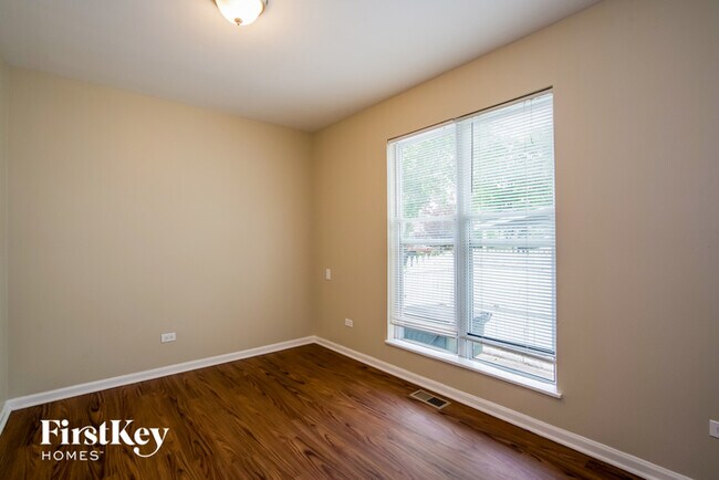 Building Photo - 319 Fairlawn Dr