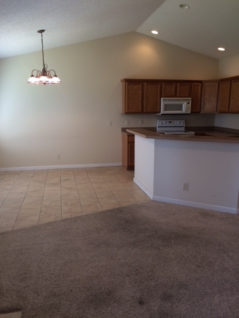 Building Photo - 2608 N Hillcrest Cir
