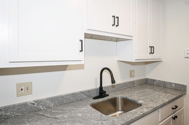 Building Photo - 5462 Beechmont Ave