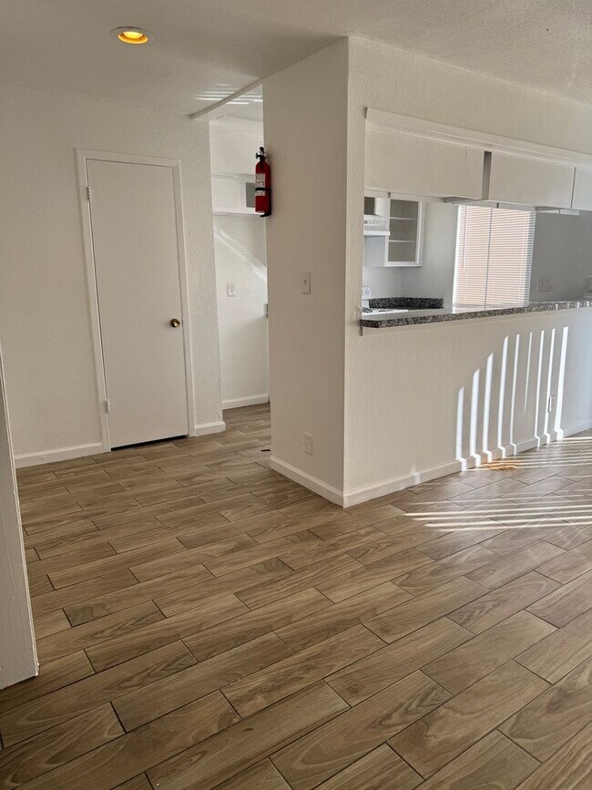 Foto del edificio - 3 bed, 2 bath, second floor condo