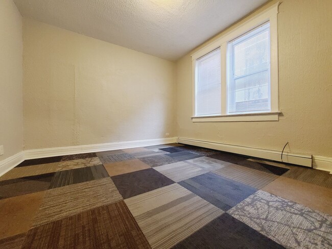Building Photo - 2 Bedroom 1 Bath in East Chicago