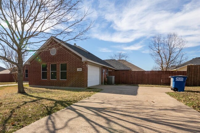 Building Photo - 120 Clear Creek Dr