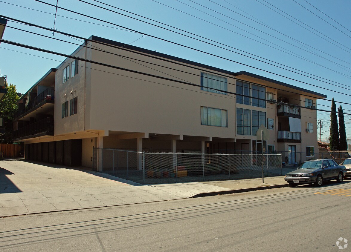 Building Photo - 550 Charter St