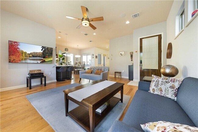 Building Photo - 2013 Simond Ave