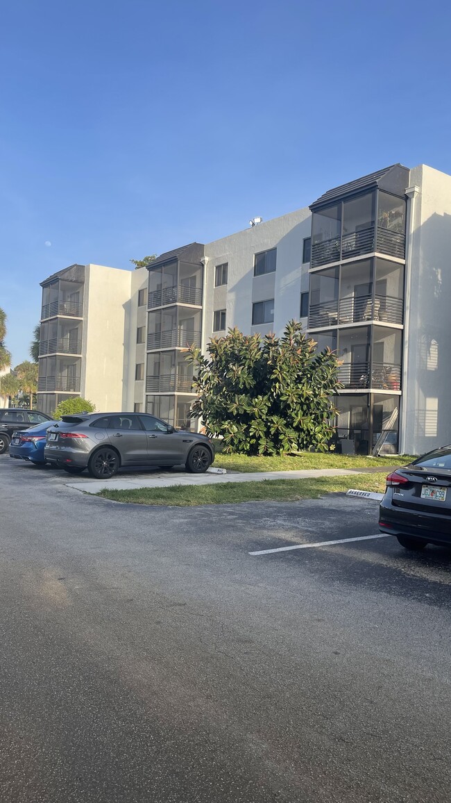 Building Photo - 3700 N Pine Island Rd