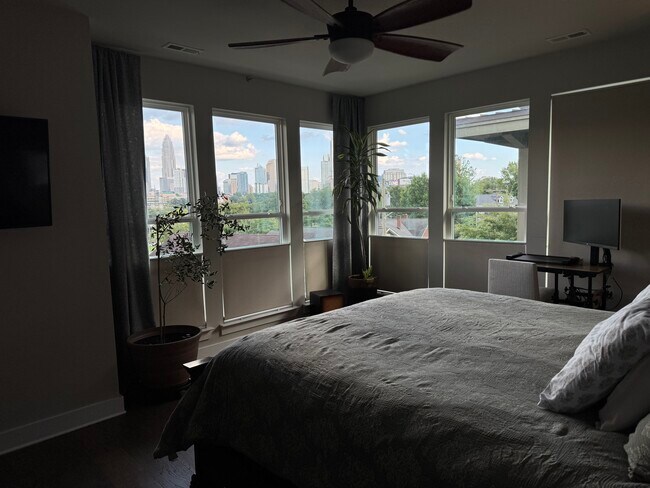 ¡Hermosos amaneceres sobre el horizonte de la ciudad con vista completa desde la cama! - 1547 Duckworth Ave