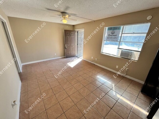 Building Photo - 925 Shallowford Rd
